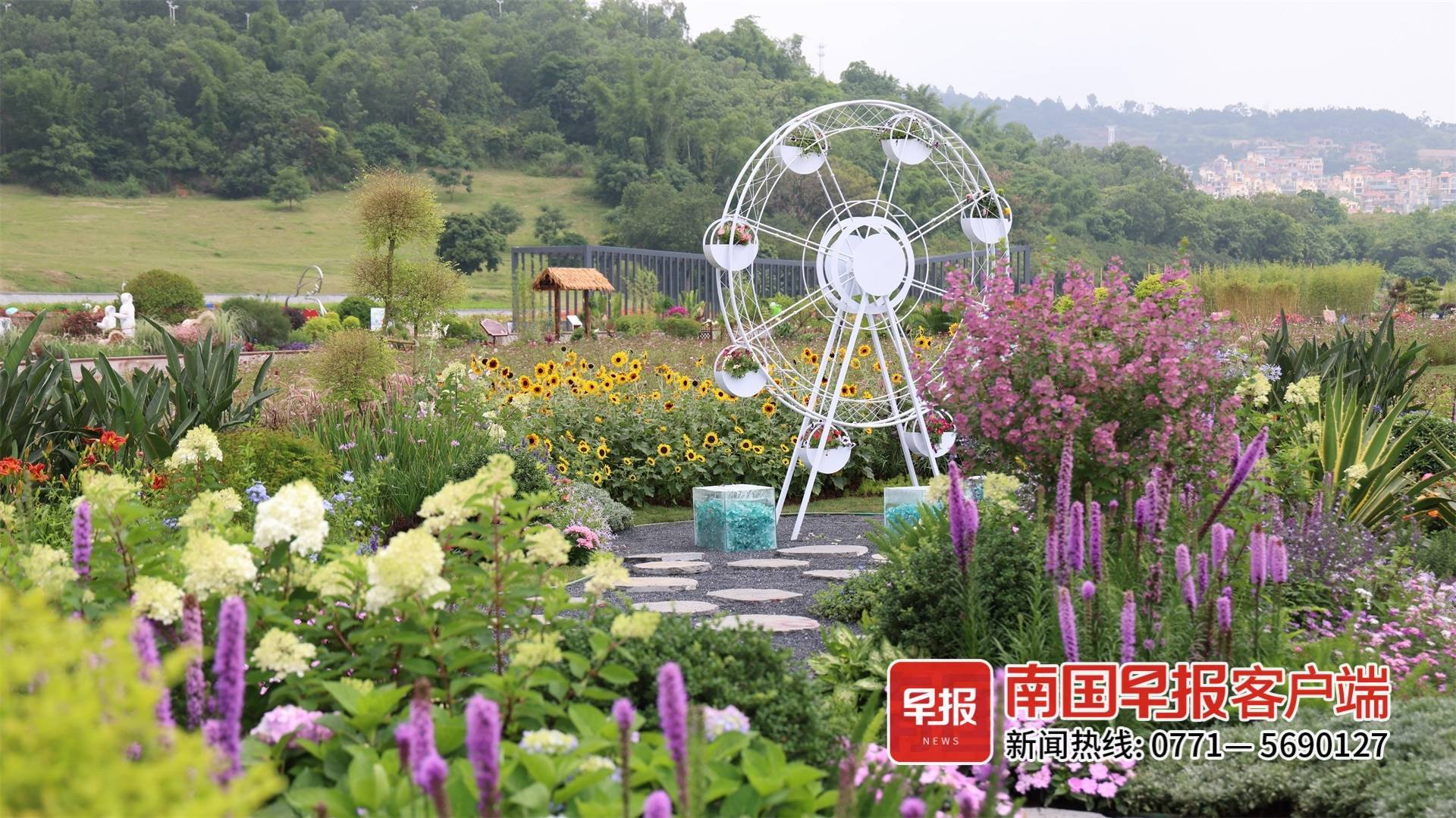 手轻轻一碰,摩天轮转动起来,这是南宁市凤岭儿童公园将摩天轮进行场景
