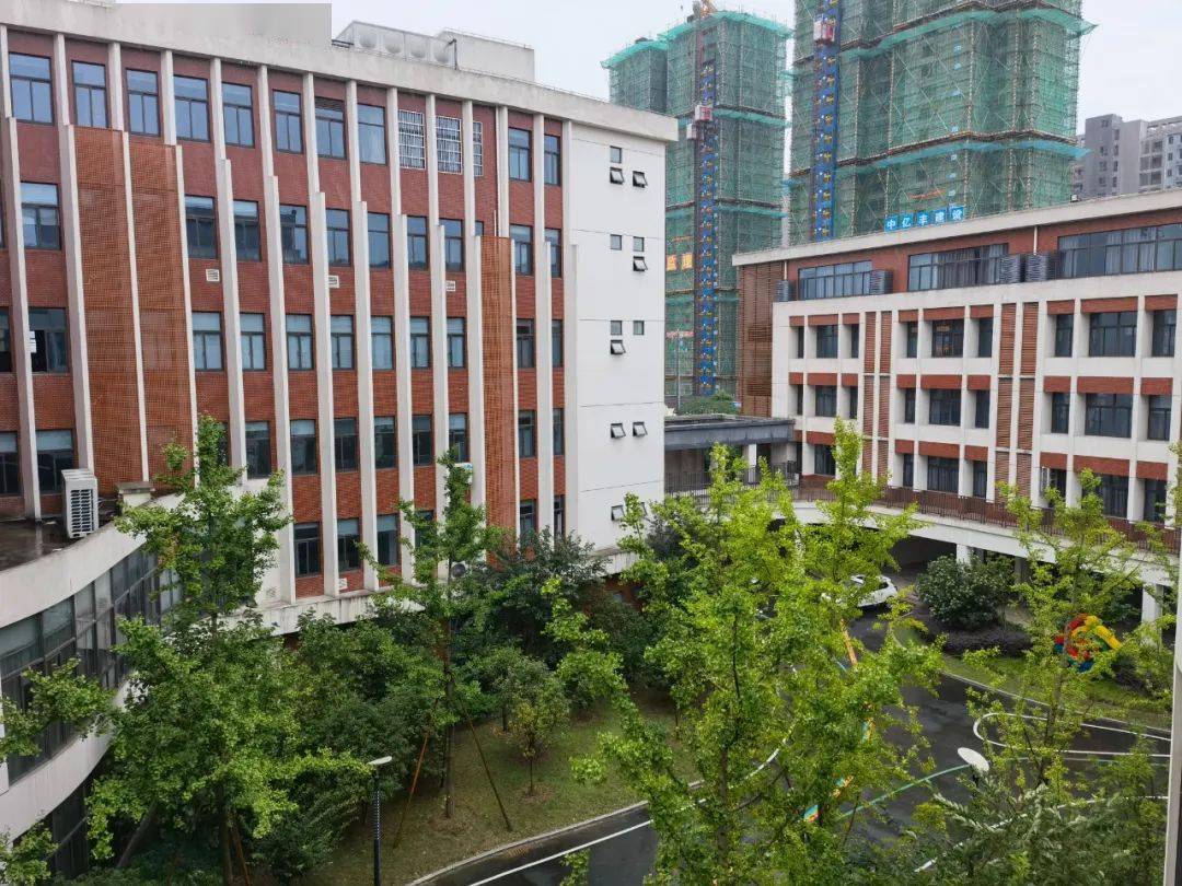 常州市虹景中学是常州市教育局直属的公办初中,于2021年3月加入常州市