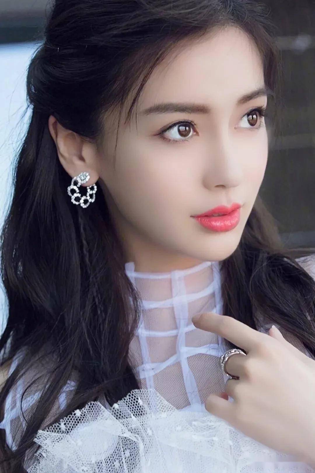 杨颖五官精致卡姿兰大眼睛