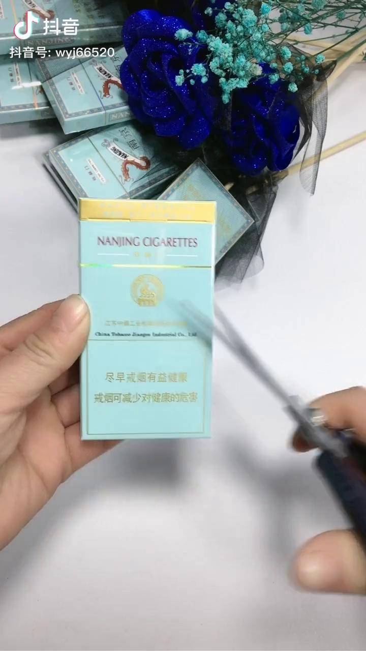 女生抽炫赫门烟的照片图片