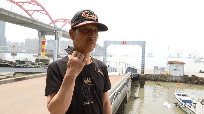 橡皮艇打翻,他接连救起两人_何玉平_海钓_舟山