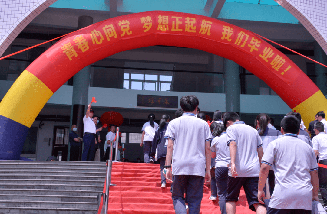 这一天终于来到无人能留住青春容颜无人可以阻挡时光的流逝严州中学