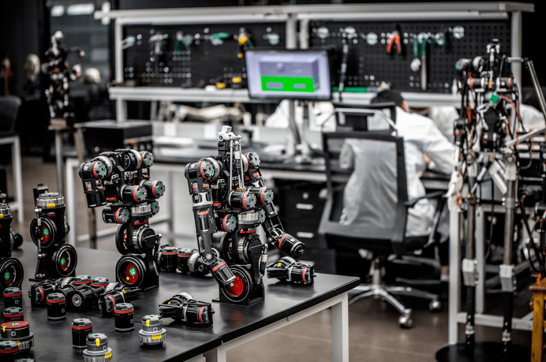 走进机器人研发中心,探秘会说会动的仿生机器人是如何制作而成的.