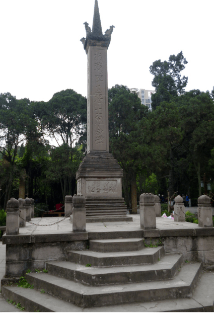 一组不知名的雕塑,因为有诸葛亮和一个被捆绑的人,我判断是"斩马谡"