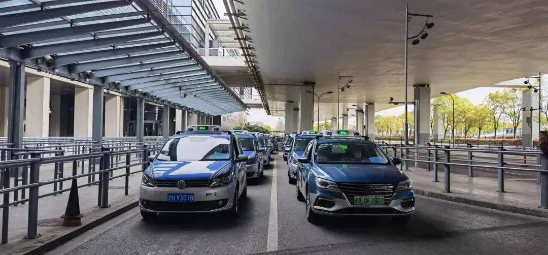 市民可以通过海博出租"96933"热线预约用车