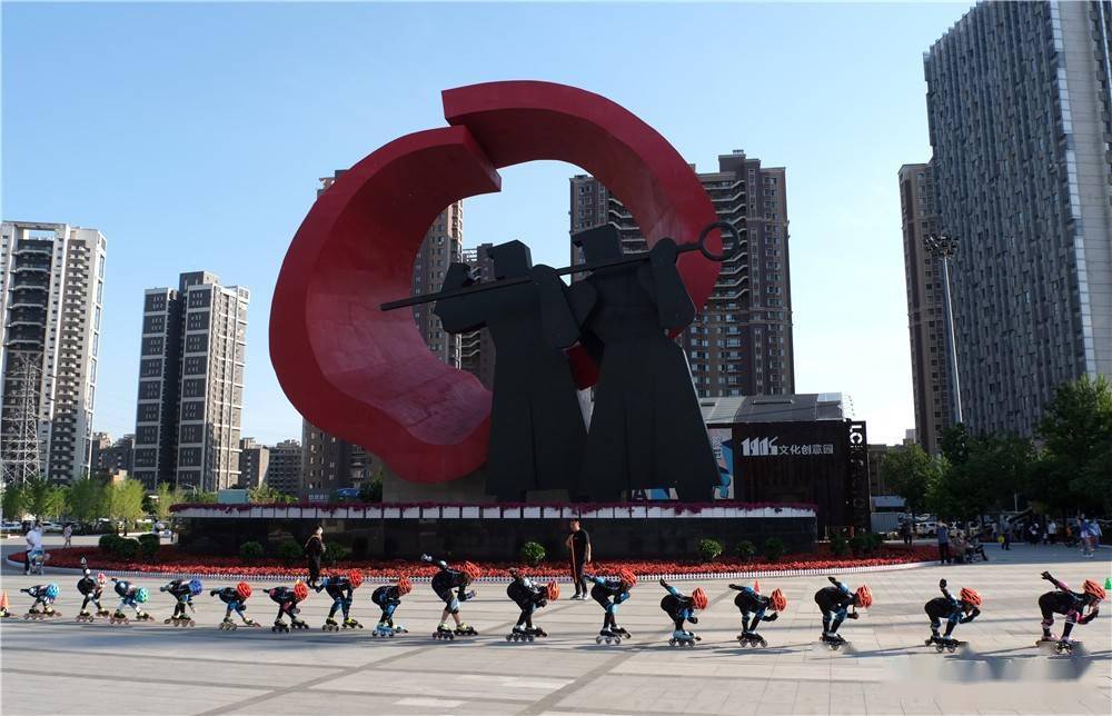 "追风少年"轮滑运动成风景_铁西区_辽宁沈阳_文化广场