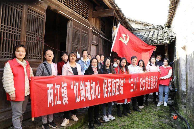 两江镇组织各族青少年学生参观李征凤故居来源:临桂区