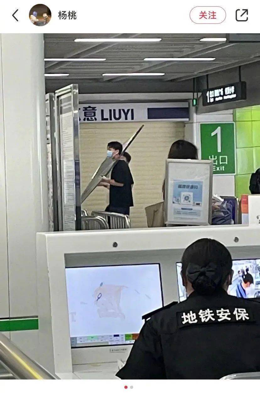 辣眼睛！男女公交车上沉浸式搂抱亲吻，车上大爷看不下去了..... 