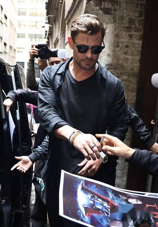 持帅鲨人!锤哥出街被围堵 短发造型展型男魅力