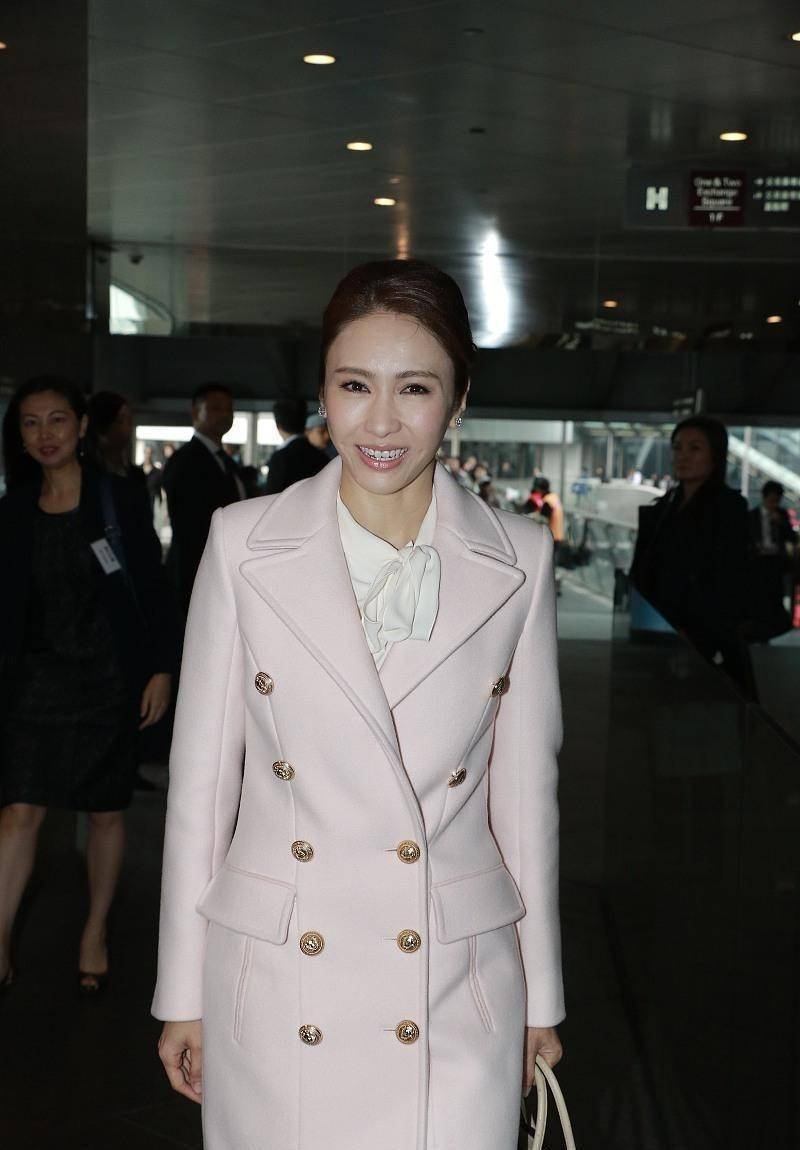 黎姿有阔太的风韵穿大衣裙配白衬衫看着颜值真没咋变