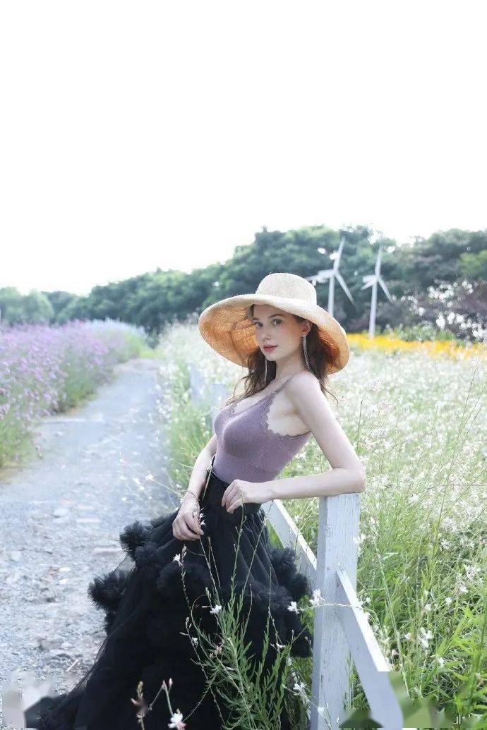 24岁俄罗斯少女侧颜美似奥黛丽赫本一组照片吸粉20万