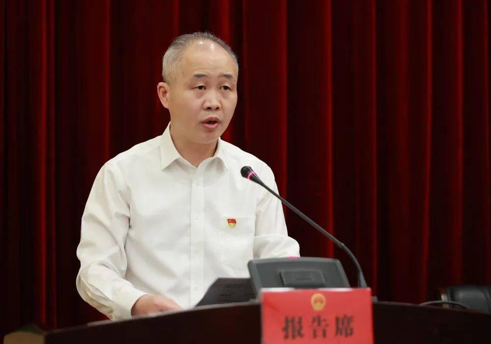 会议由县人大常委会党组副书记沈孔鸿主持.