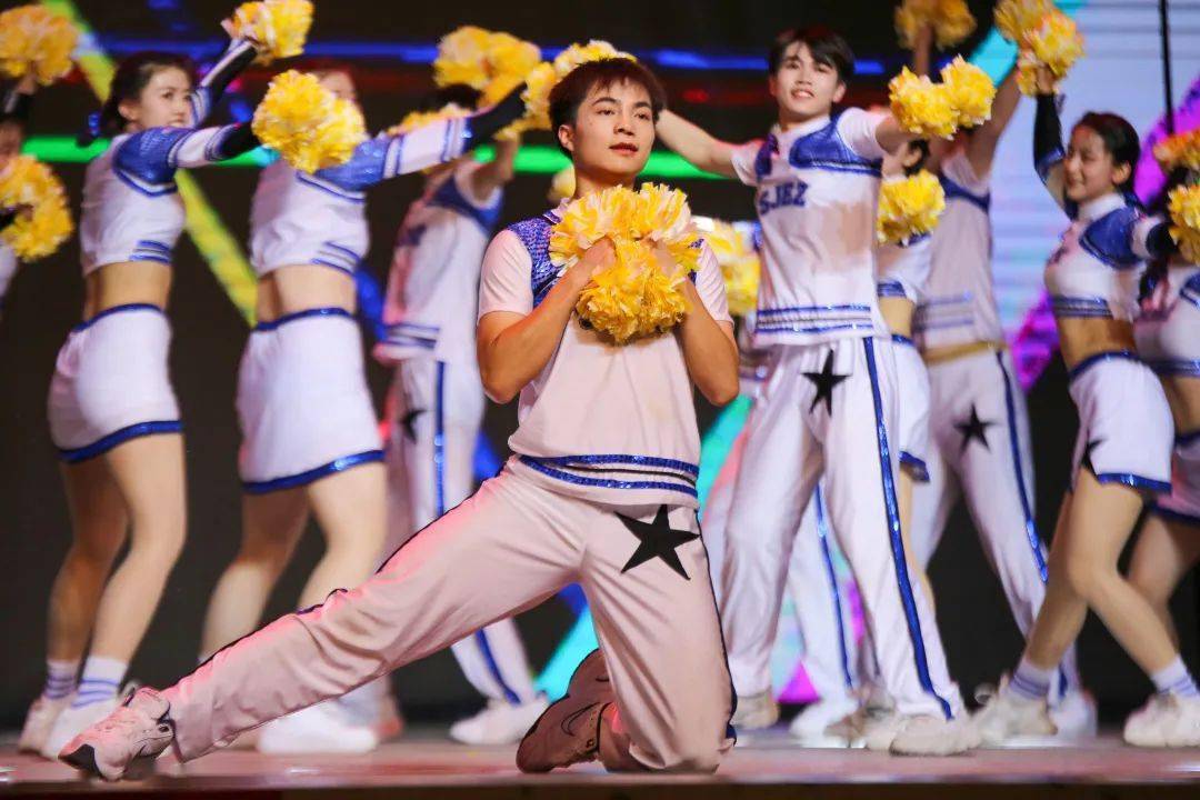 我们的青春与浪漫永不落幕_花球_动作_动感