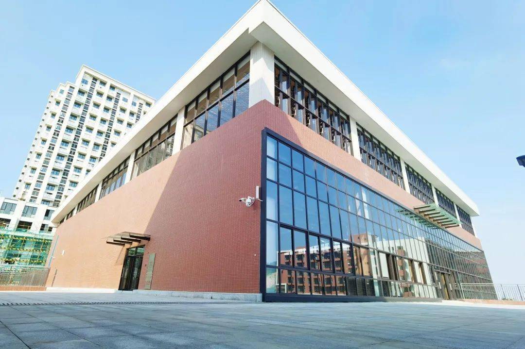广铁一中铁英中学位于广州市黄埔区永顺大道万科樾山花园旁,是隶属于