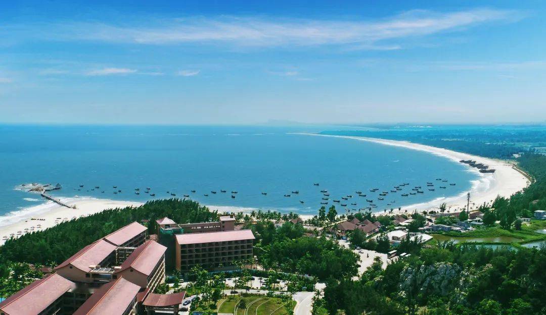 1南海岛南海岛位于电白区南面,由原中国第一滩景区扩建而成,长12敲鬃