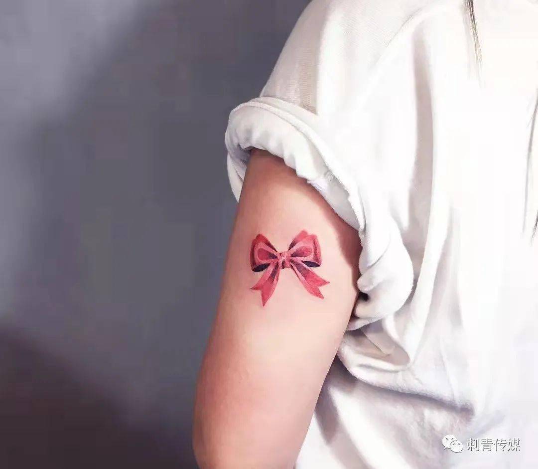 漂亮的蝴蝶结纹身