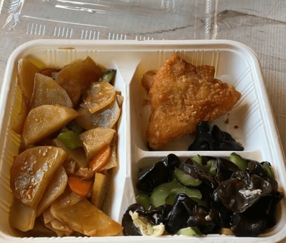 横店群演晒盒饭荤素搭配标准不低可一个场景父母看了准心疼