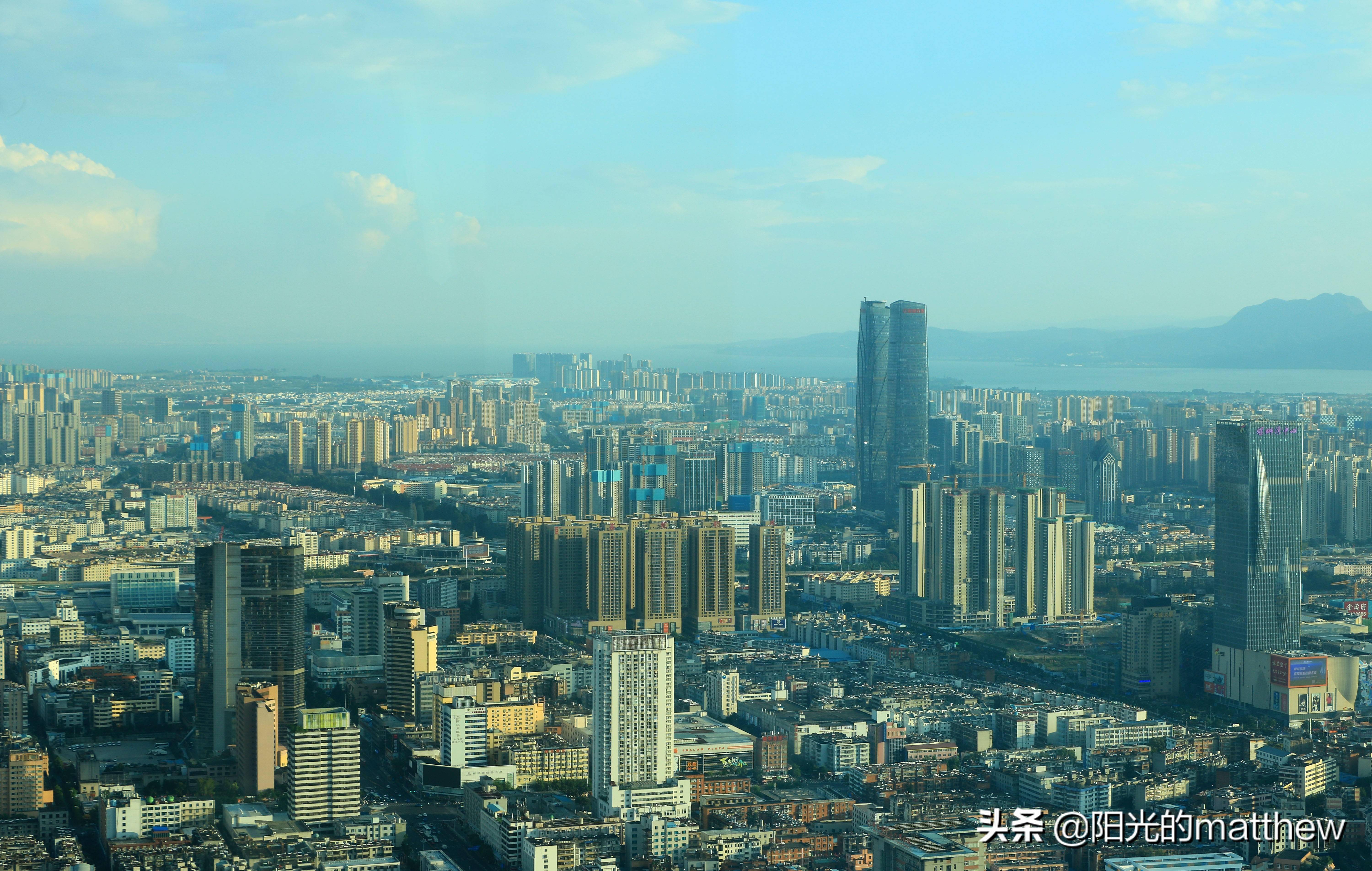 在昆明最高地标俯瞰城市风景,举目远眺城市风景美