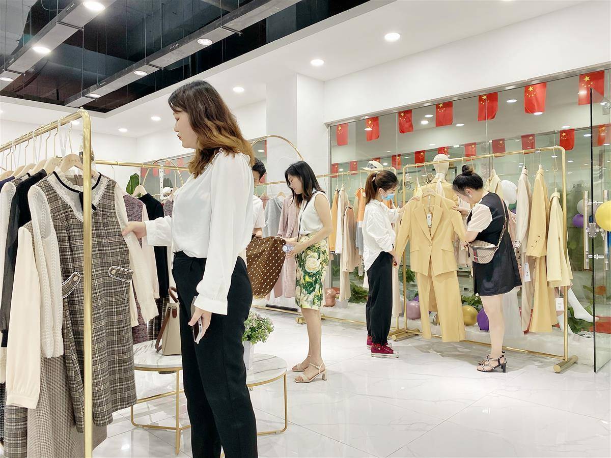 线上线下双通路汉口北助推汉派服装畅销全国