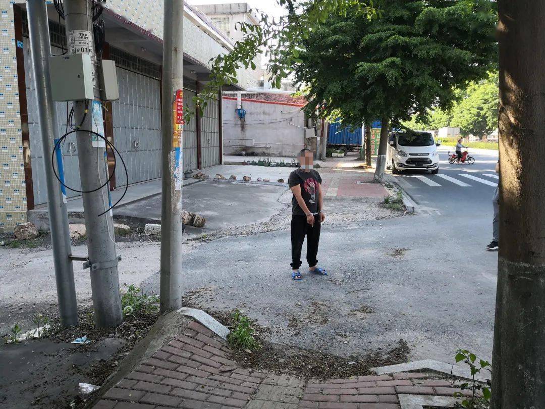 梅州一男子当街抢摩托车._汤南_张某_丰顺