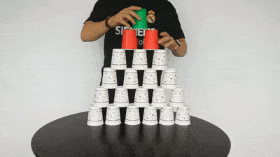 还可以来一个收杯比赛,单手操作:我们可以用一次性纸杯,来进行速叠杯