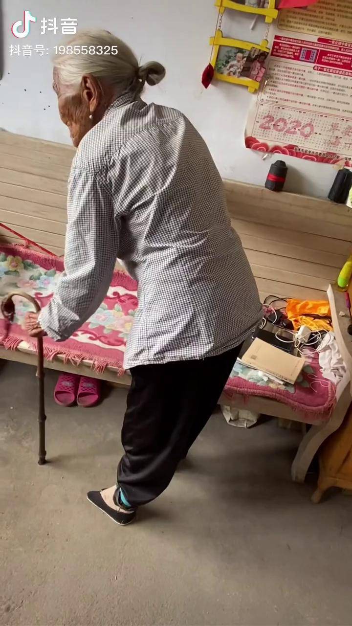 全山东我见过最小的小脚只有13公分就是视频上的这位奶奶小脚三寸花枝