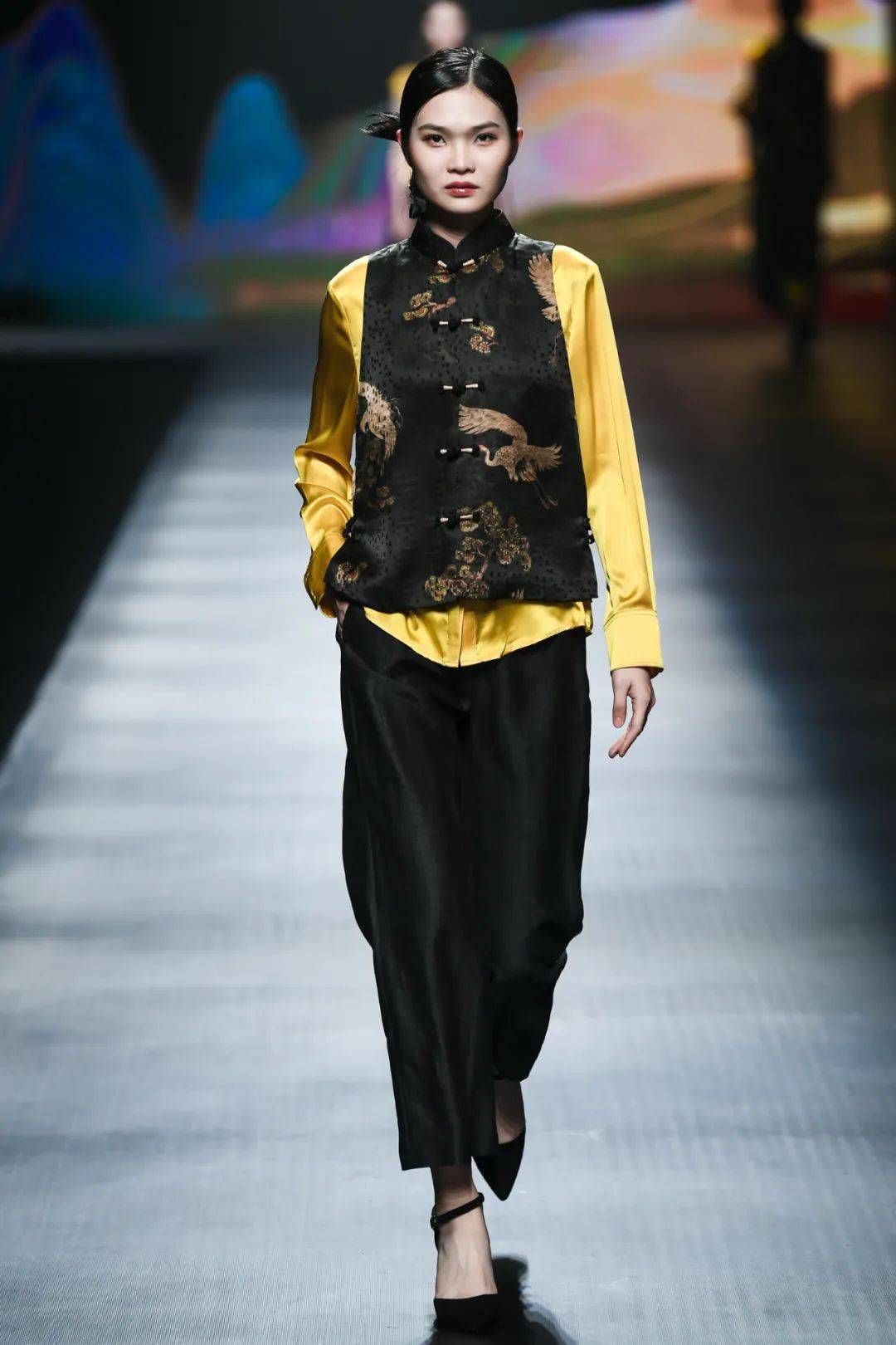 兰悦东方禧媚莲依植物染丨香云纱的新中式时尚大秀