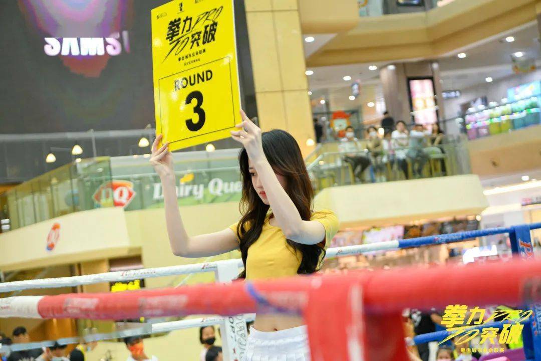 "举牌宝贝"半遮面这大概就是"人生巅峰"的感觉吧?