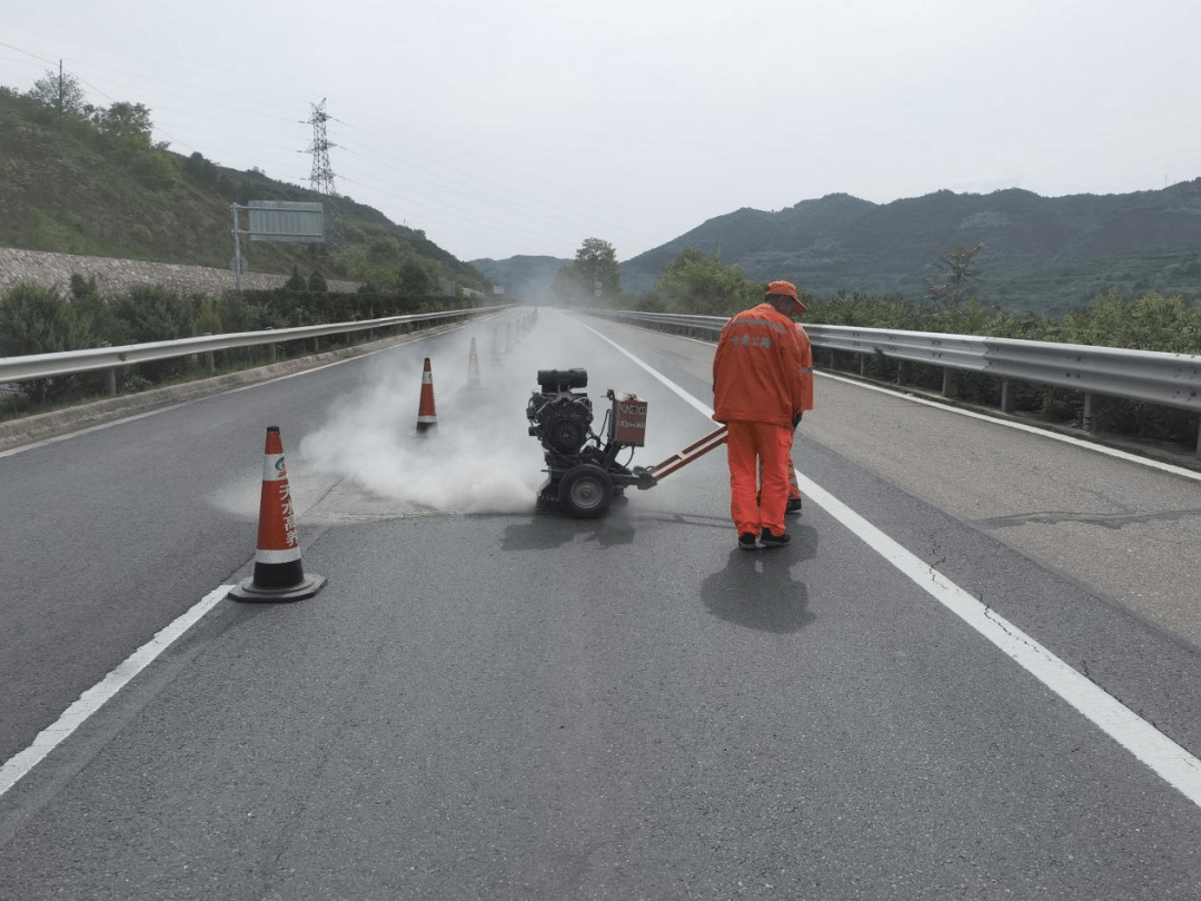 公路养护正当时高养所扎实开展小修保养全力提升路况水平保畅通