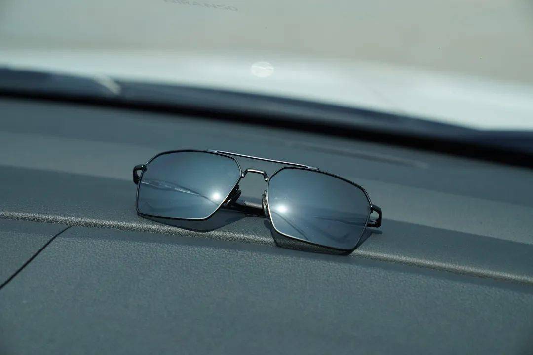 为什么很多老司机喜欢开车戴墨镜