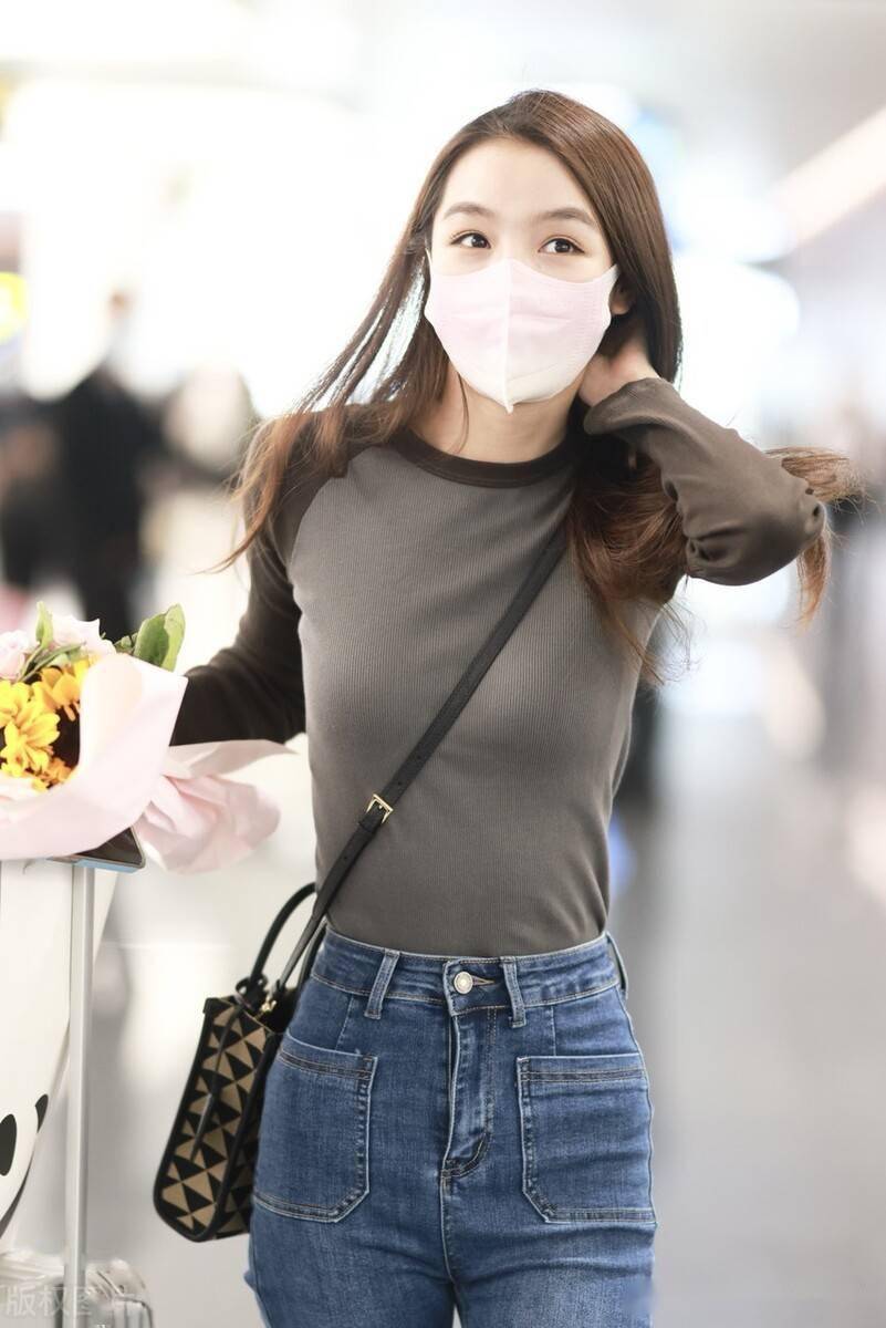 街拍张楠长袖t恤搭配牛仔裤儿清新时尚