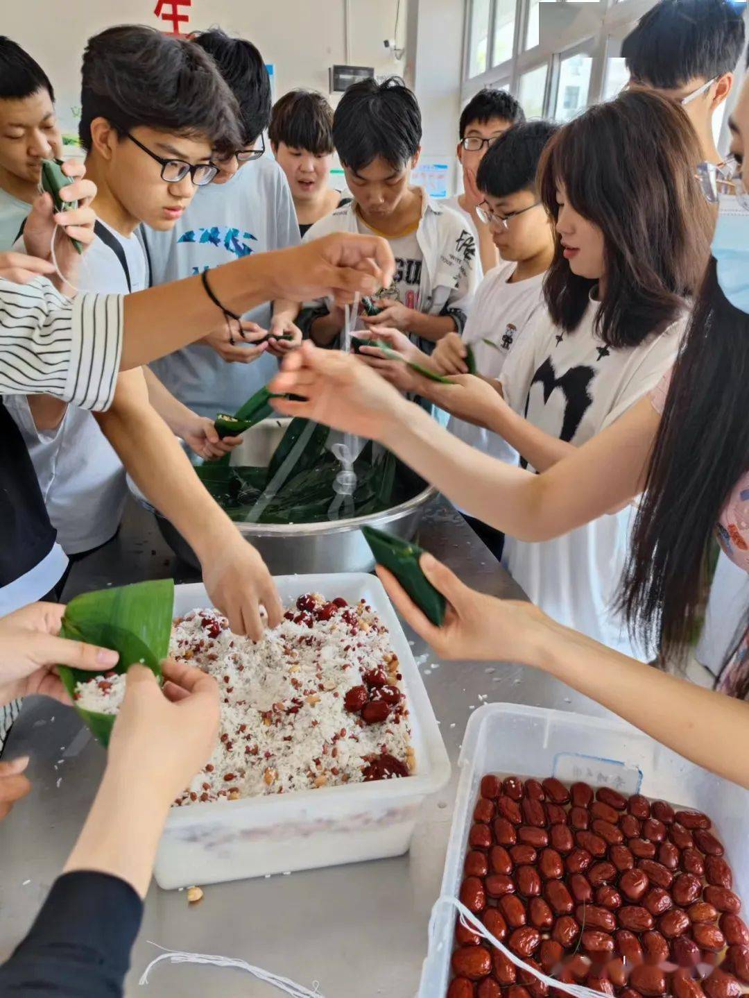 包粽子学传统迎端午市工业学校开展包粽子活动