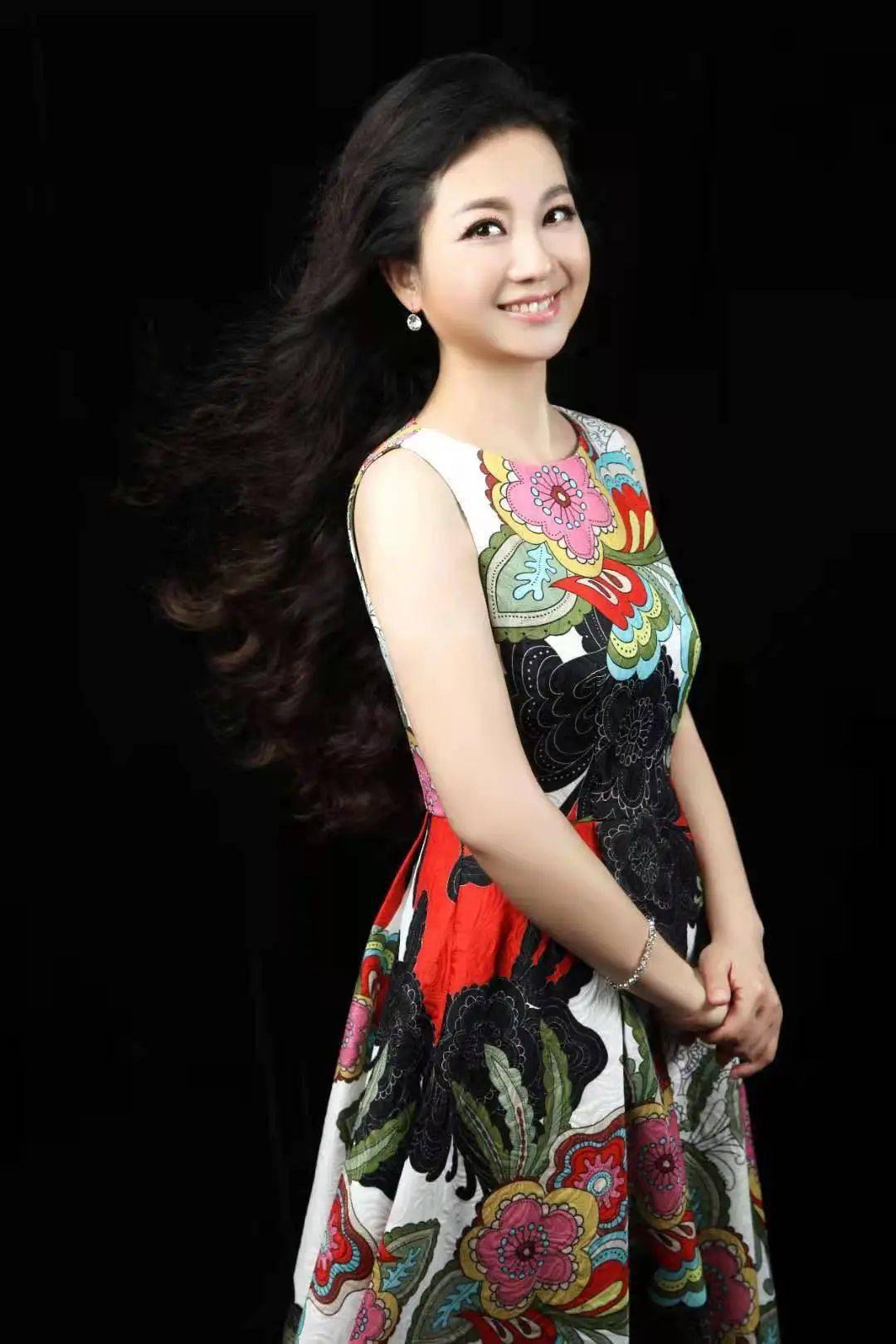 yuhang yishujie方瑶全民艺术普及导师国家一级演员,曾获中央电视台