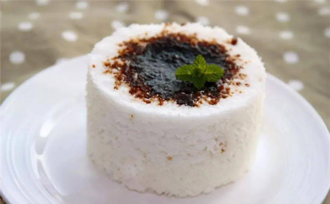 顶顶糕是宜昌特色美食之一 ,顶顶糕是大米粉,糯米粉,红糖粉为原料