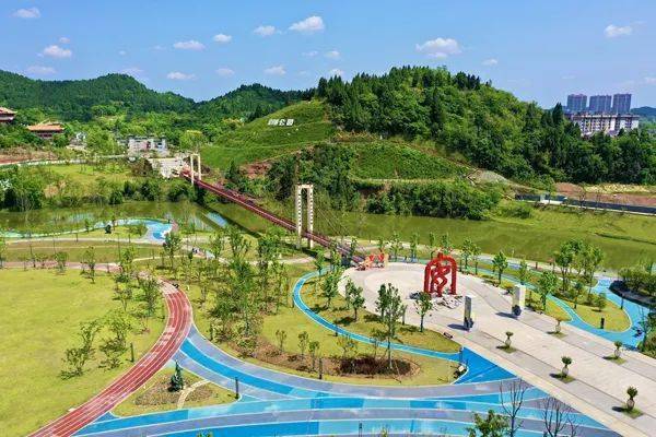 安居区城郊凤凰栖公园.