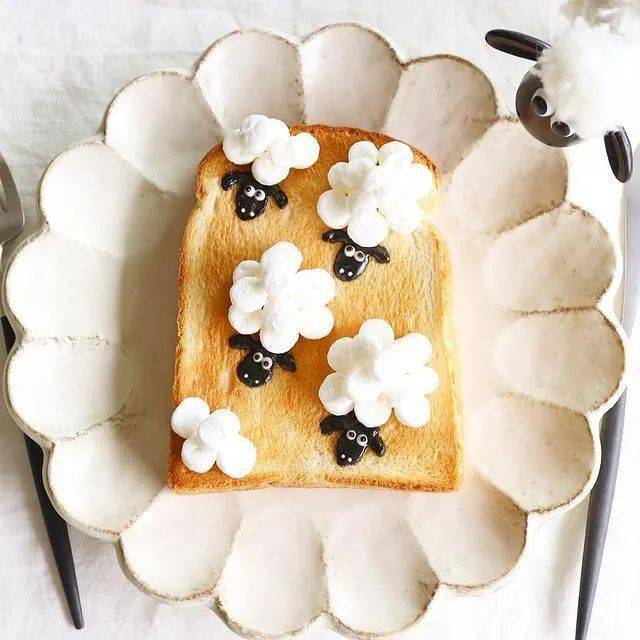 奶油,芝士片,果酱等,随意的搭配造型,制作出各式萌萌的吐司片早餐,谁