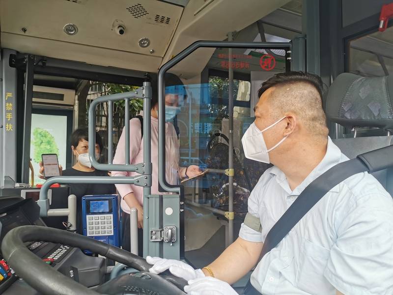 上班第一天有人特意私人定制公交线路有人却换上便服早早下班