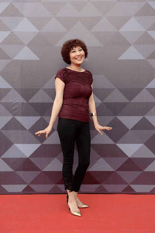 张蔷女团范打扮太时髦了满头银发肚皮皱巴巴的但身材太好了