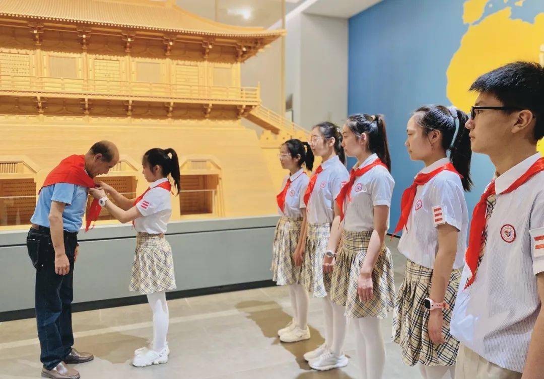 王肃老师的带领下6位小学生与老师来自环城西路小学的迎来一批戴着