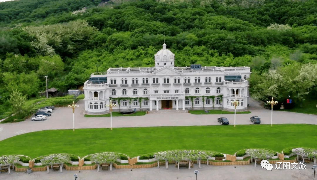 太陽谷莊園,景色優美,歐洲古典風格的建築城堡展現在眼前,與一片片