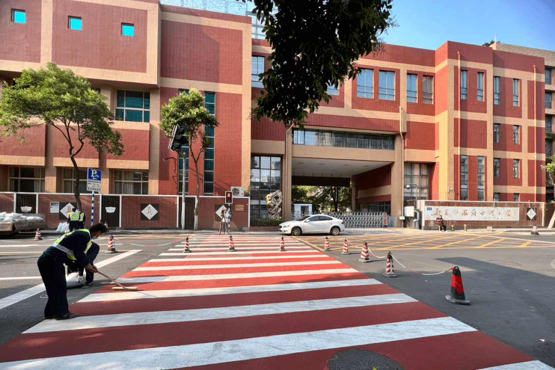 彩色斑马线安家小学门口南京送出了最暖的儿童节礼物