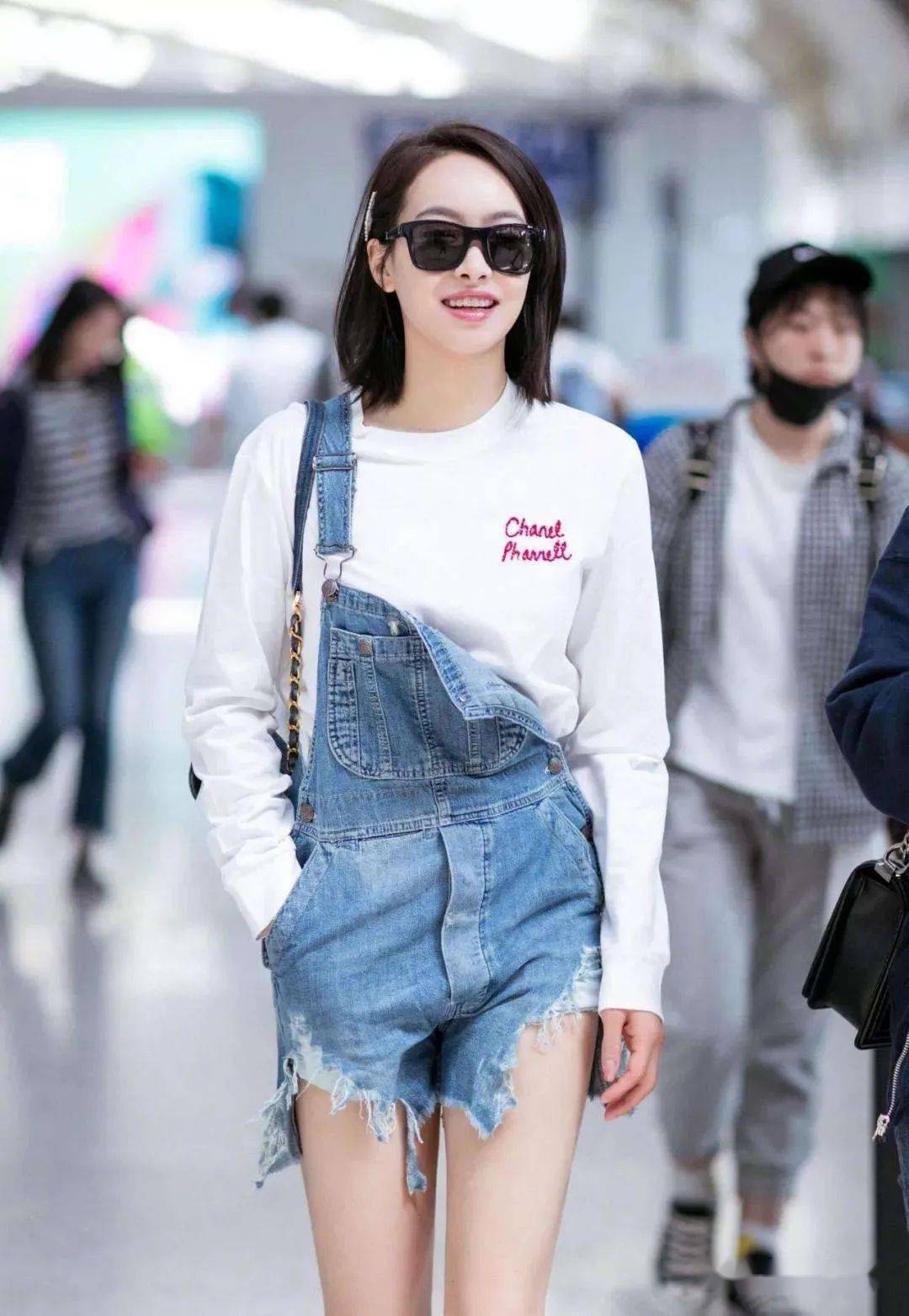 t恤怎么穿出新意看看明星们的时尚搭配吧