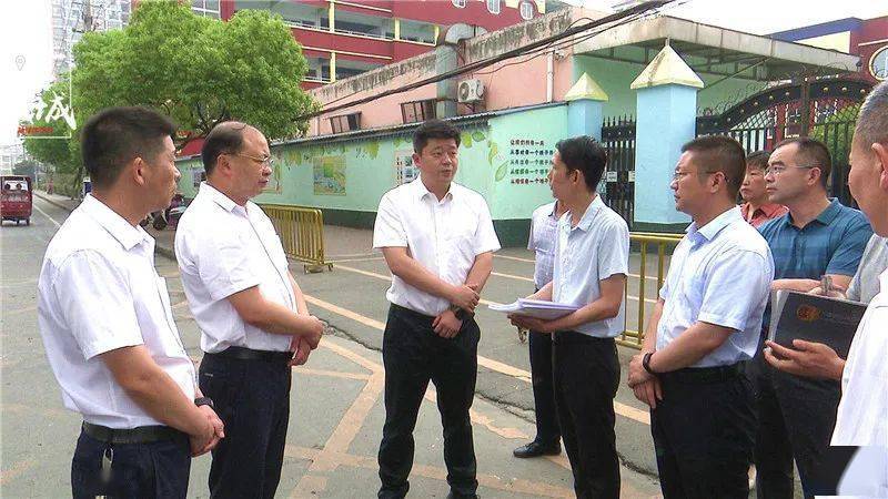 6月2日,谷城县委副书记,县长涂世平到城关镇走访调研.