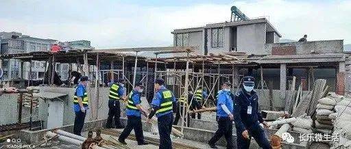 长乐一高档小区顶楼违建！被依法强制拆除！_执法人员_航城街道_进行