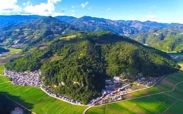 地處太平洋與印度洋兩大水系的地理分水線上,北迴歸線穿境而過,臨滄市