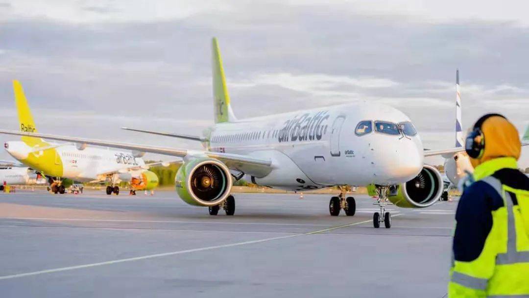 小国大奇迹飞机配美女