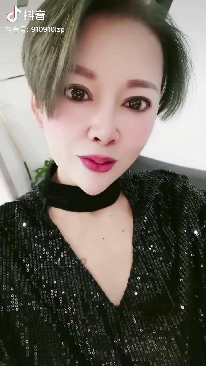 别在看不惯我的鸡冠子发型了今天来个贤妻良母型的这样的钻姐接地气不