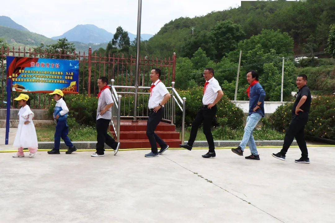 张洪军与鹤庆县金墩乡古乐小学师生欢度六一国际儿童节