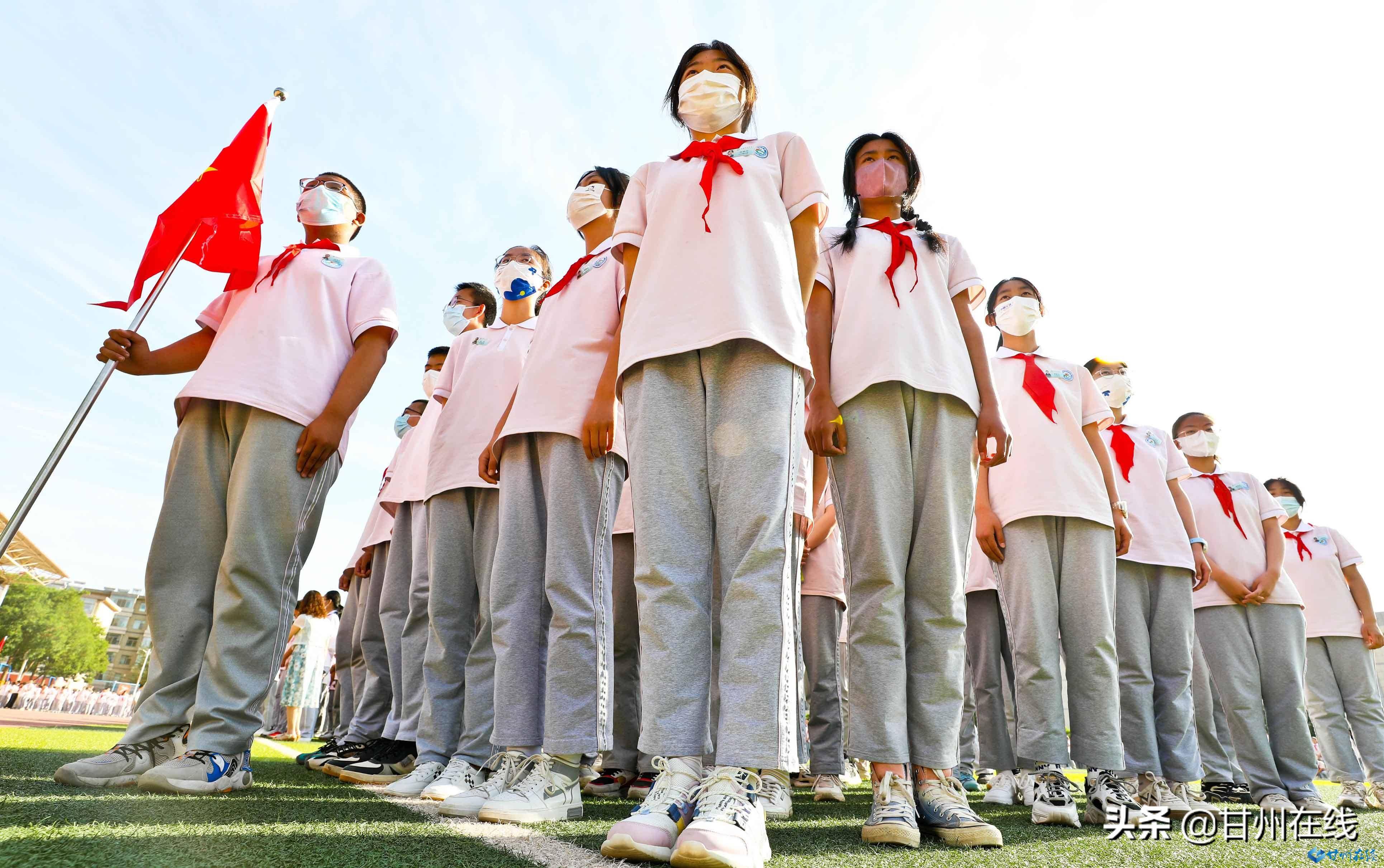 2022年6月1日,甘肃省张掖育才中学的同学们齐聚在操场上举行少年儿童