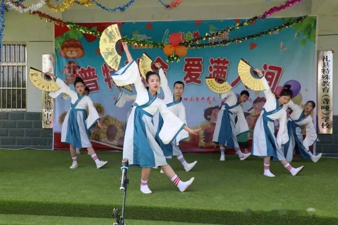 东城小学五,四班的孩子们齐唱了《读唐诗》,《 明日歌》礼县四中赵海